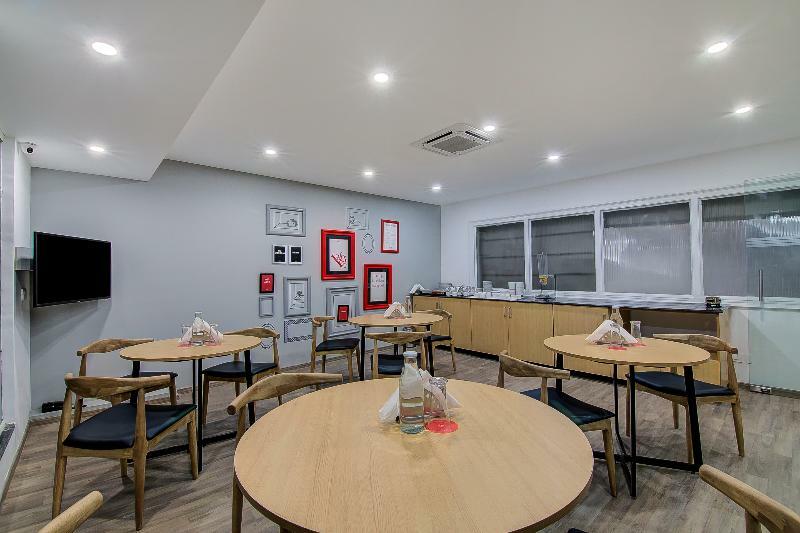 Hotel Oyo Townhouse 42 Urvashi Theatre Chennai Zewnętrze zdjęcie